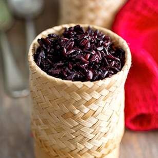 Black sticky rice is a delicious whole-grain alternative to white rice, whether jasmine or sticky, which is the norm in Thailand. Black Sticky Rice Recipe, Sticky Rice In Rice Cooker, Coconut Spray, Rice In Rice Cooker, Black Sticky Rice, Chinese Sticky Rice, Melting Potatoes, Thai Dinner, Easy Thai Recipes