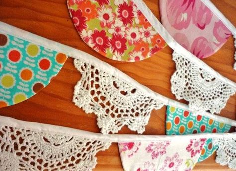 Jenny of ELEFANTZ: Things that caught my eye! Doily Curtains, Doily Ideas, Doily Banner, Doilies Diy, Doily Bunting, Bunting Pattern, Crochet Bunting, Doilies Crafts, Crochet Garland