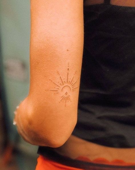 Tattoo Sonne, Boho Tattoos, Handpoke Tattoo, Elbow Tattoos, Petite Tattoos, Small Girl Tattoos, Sun Tattoos, Cool Small Tattoos, Discreet Tattoos