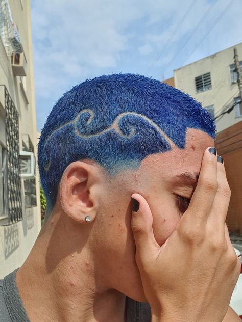 desenho no cabelo Blue Buzzcut, Tattoo Hairline, Bald Head Tattoo, Hairline Tattoo, Hair Color Ideas For Men, Blue Hair Ideas, Shave Designs, Bleached Hair Men, Shaved Head Designs