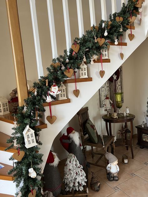 Christmas Decor Ideas Doors, Christmas Decor Archway, Xmas Staircase Decor, Christmas House Decorations Indoor, Christmas Living Room Decorating Ideas, Christmas Stairs Decorations, Staircase Decor Ideas, Christmas Staircase Decor, Christmas Stairs