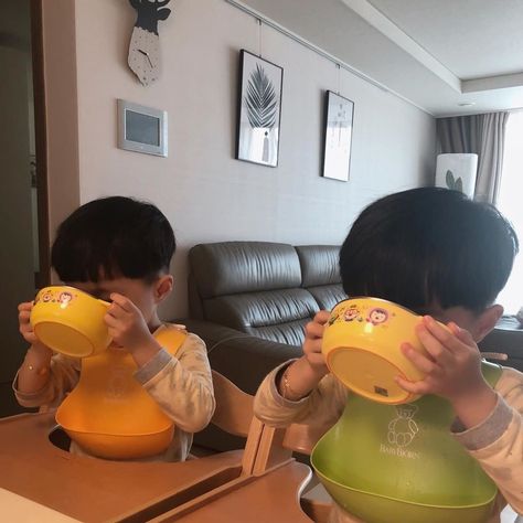 𝐏𝐢𝐧𝐭𝐞𝐫𝐞𝐬𝐭 : 𝐝𝐨𝐦𝐢𝐧𝐨_𝐳 #ulzzang #love #family #kids #baby Twin Baby Boys, Father And Baby, Ulzzang Kids, Baby Twins, Korean Babies, Better Parent, Asian Babies, Dad Baby, Twin Boys