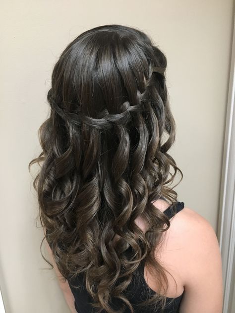 Matric Farewell Hairstyles Long Hair, Matric Farewell Hairstyles, Prom Hairstyles Black Hair, Grad Pic Hairstyles, Peinados De Graduacion Suelto, Peinados Para Graduacion Sueltos, Prom Night Hairstyle, Hair For 2023, Grad Hairstyles