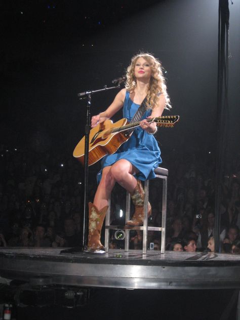 Taylor Swift Fearless Tour, Fearless Tour, Taylor Swift Fearless Era, Fearless Era, Swift Wallpaper, Kissing In The Rain, Swift Tour, Estilo Taylor Swift, Taylor Swift Fearless