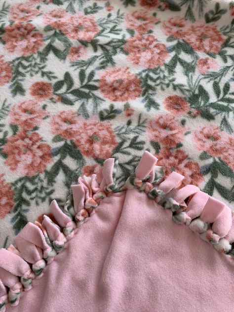 Tie Blanket Aesthetic, Tie Blankets Fleece Ideas, Cute Tie Blankets Ideas, Tie Knot Blanket Ideas, Tie Blankets Fleece, Tye Blankets, Tie Blanket Ideas, Tie Knot Blanket, Fleece Knot Blanket