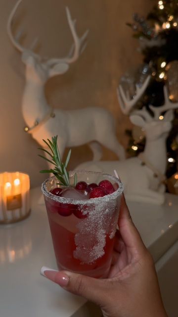 Cranberry Juice Aesthetic, Vodka Cran, Cranberry Margarita, Vodka Recipes Drinks, Vodka Drinks, Triple Sec, Christmas Cocktails, Cranberry Juice, Christmas Drinks