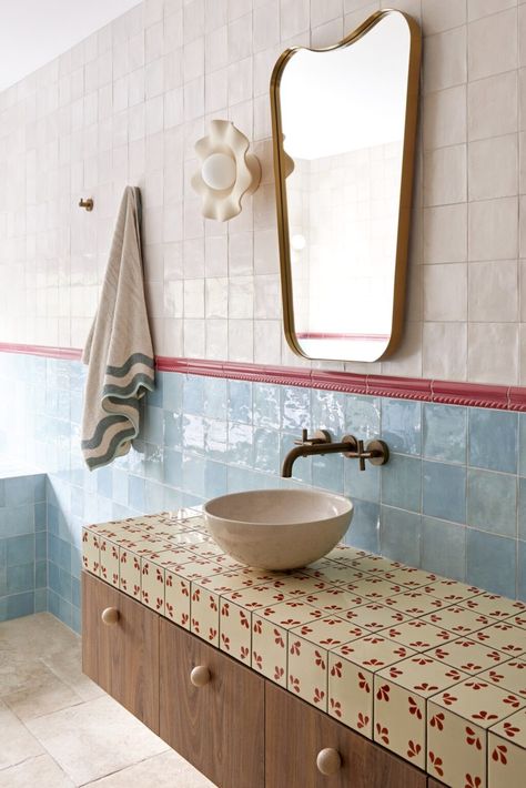 Crazy Bathroom Ideas, Tiled Countertop Bathroom, Bathroom Small Space, Homes To Love, Cottage Bathroom, Casa Vintage, Italian Home, Bathroom Design Inspiration, Bathroom Color