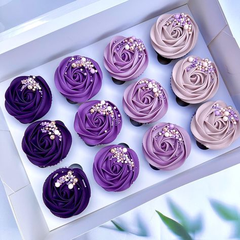 Purple Cake With Cupcakes, Purple Cake And Cupcakes, Cupcake Cakes Designs, Birthday Cupcake Designs, Sweet 16 Cupcake Cake, Purple Theme Birthday Party Decoration, Purple Cupcakes Ideas, Cupcake Icing Decorating, Purple Foods For Party