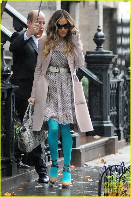 Sara Jessica Parker Sarah Jessica Parker Street Style, Demure Outfit, Sarah Jessica Parker Style, Sara Jessica Parker, Carrie Bradshaw Outfits, Carrie Bradshaw Style, Blue Tights, Aria Montgomery, Colored Tights