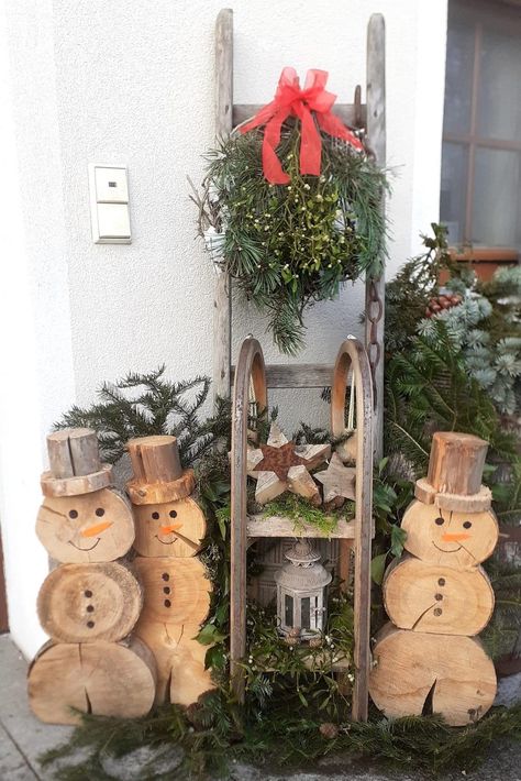 Christmas Sled Decoration, Homemade Christmas Wreaths, Christmas Stairs Decorations, Sled Decor, Cork Christmas Trees, Christmas Stairs, Vintage Sled, Wooden Snowmen, Wooden Snowman