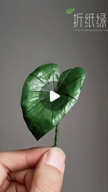 Paper Origami Crafts, Folded Paper Flowers, Cool Origami, Origami Leaves, Paper Origami, Origami Flowers, Paper Flowers Diy, Origami Easy, Craft Tutorial