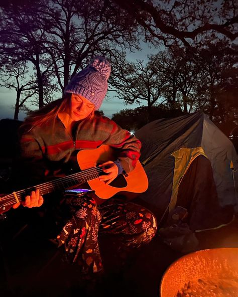 Singing Around The Campfire, Campfire Guitar Aesthetic, Guitar Around Campfire, Camping Fire Aesthetic, Music Camp Aesthetic, People Around Campfire, Campfire Guitar, Campfire Aesthetic, Camping Setup Ideas