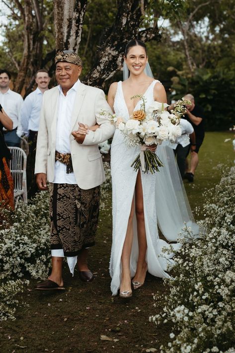 Santi & Kieran's Lush Balinese Wedding at Wonderland Uluwatu by Plan A Bali is now live on the site under Blog > Bali Weddings 🧡 With a proposal story that pulls at all of the heartstrings (seriously – we’re talking low-key, intimate & sentimental), is it any wonder that Santi and Kieran’s wedding was a completely stunning work of art? Vibrant styling, a gorgeous location, and thoughtful, personal touches all came together for this incredible destination wedding in Bali, celebrating a trul... Balinese Wedding, Wedding In Bali, Instagram Board, Bali Wedding, Balinese, Plan A, Low Key, Our Life, Lush