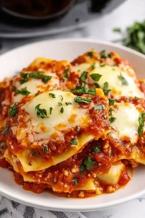 Slow Cooker Ravioli Lasagna Recipe - Taste Of Recipe Crockpot Lasagna Using Frozen Ravioli, Slow Cooker Ravioli Lasagna, Ravioli Lasagna Recipe, Slow Cooker Ravioli, Crockpot Pasta, Crockpot Appetizers, Ravioli Lasagna, Slow Cooker Lasagna, Crockpot Lasagna