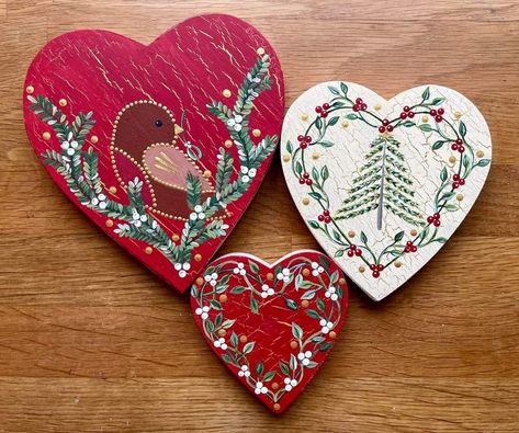 Cardboard Ornaments, Tree Slice Art, Christmas Bazaar, Tree Slices, Wooden Plate, Bauble Ornaments, Plate Stand, House Things, Painted Ornaments