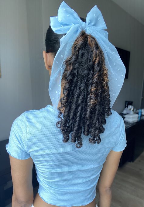 Curly Ponytail With Bow, Bow Curly Hair, Ponytail With Bow, Fashion Outfits Pink, Curls Aesthetic, Ocs Outfits, Tiktok Crochet, Crochet Chicken, Cute Curly Hairstyles