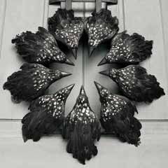 Crow Wreath, Flock Of Crows, Olive And Cocoa, Halloween Trends, Gothic Glam, Halloween Ii, Wreath Halloween, Halloween Door Decorations, Halloween Inspiration