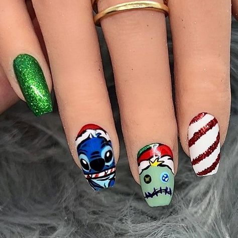 Stitch Christmas Nails, Christmas Stitch Nails, Stitch Nail Art, Stitch Nails, Pedicure Nail Designs, Xmas Nail Art, Disney Acrylic Nails, Disney Stitch, Flavored Lip Gloss