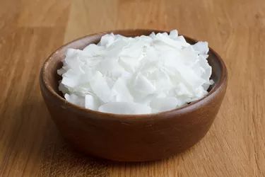 How to Make Sweetened Coconut From Dehydrated Coconut | Livestrong.com Coconut Flakes Recipe, Coconut Ice Recipe, Coconut Shavings, Coconut Oil For Acne, Savory Dishes, Benefits Of Coconut Oil, Juicing For Health, Coconut Butter, Unsweetened Coconut