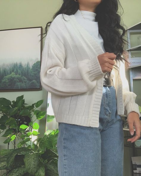 College Outfits Cardigan, White Cardigan Winter Outfit, Cardigan With Dress Aesthetic, White Cardigan Blue Jeans Outfit, Outfits White Cardigan, White Cardigan And Jeans Outfit, What To Wear With A White Cardigan, Blue And White Cardigan Outfit, White Wool Cardigan Outfit