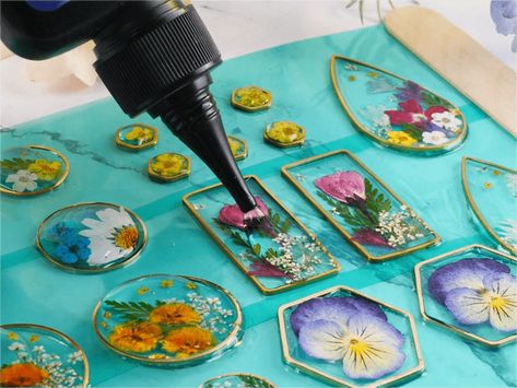 How to Create Easy Earrings with UV Resin – Let's Resin How To Make Uv Resin Jewelry, Uv Resin Tips And Tricks, Resin Flower Earrings Diy, Resin Charms Diy, How To Use Uv Resin, Diy Uv Resin Ideas, Diy Resin Earring Ideas, Uv Resin Earrings Diy, Uv Resin Jewelry Tutorials