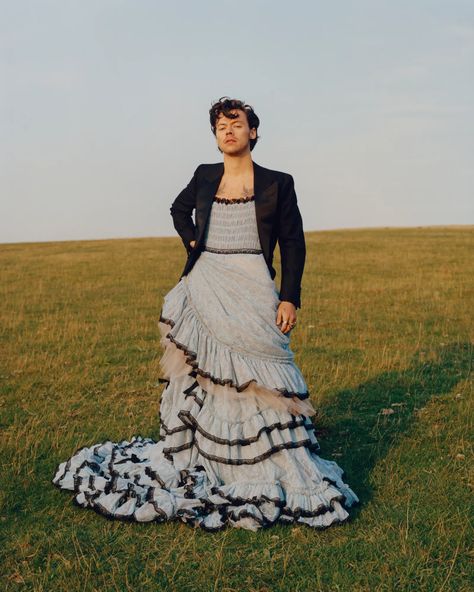 Harry Styles Dress, Harry Styles Vogue, Harry Styles Photoshoot, Gemma Styles, Vogue Photoshoot, Harry Styles Outfit, Gender Fluid Fashion, Genderless Fashion, Magazine Vogue