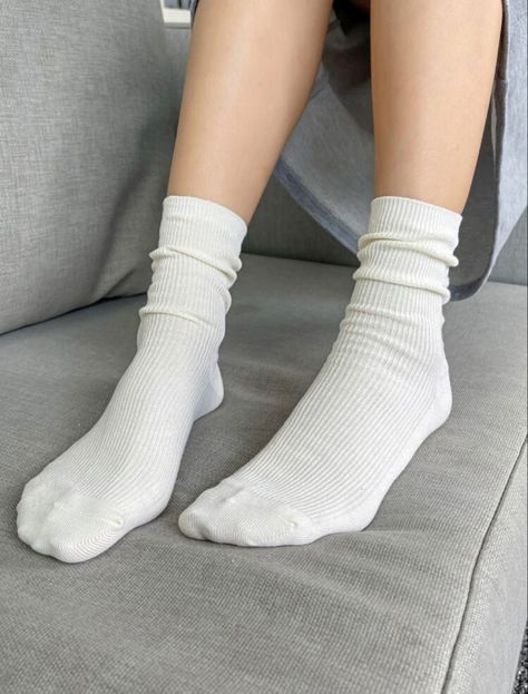 Crew Socks Aesthetic, Long White Socks Aesthetic, White Cute Socks, Meia Aesthetic, White Socks Aesthetic, Cool Socks Aesthetic, Medias Aesthetic, Cute White Socks, Sock Aesthetic