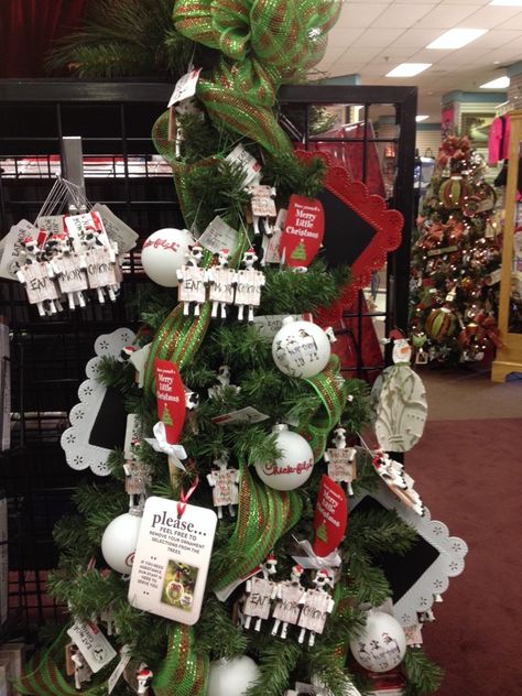 Yes, this is a @Chick-fil-A tree! Chick Fil A Christmas, Best Gift Baskets, Dallas Howard, Traditional Colonial, Colonial Christmas, Chick Fil A, Tree Ideas, All Things Christmas, Gift Baskets