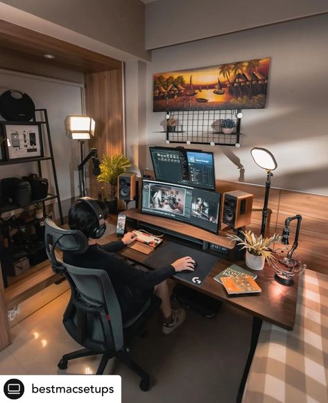 How to add artwork to your gaming space Gaming Desk Designs, Tech Home Office, Studio In Casa, Workspace Ideas, Pc Ideas, Aesthetic Office, Modern Home Offices, Computer Desk Setup, Home Studio Setup