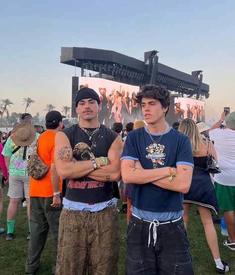 Edc Outfits Ideas Men, Laneway Festival Outfit, Mens Coachella Outfits, Guy Coachella Outfits, Coachella Outfit Ideas Men, Acl Fits, Leeds Festival Outfits, Rave Outfit Men, Rolling Loud Outfits