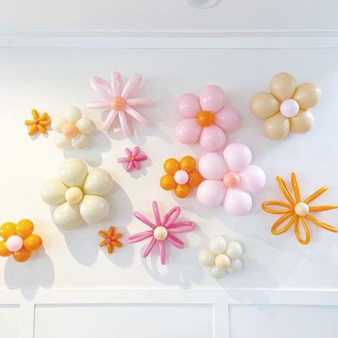 Daisy Balloon Wall, Balloon Flower Wall, Flower Balloon Wall, Groovy Photo Backdrop, Groovy One Backdrop, Groovy Balloons, Floral Party Decor, Wildflower Birthday Party, Flower Balloons