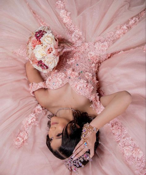 Quince Picture Ideas, Quinceañera Photoshoot Ideas, Quince Photoshoot Ideas, Quince Pictures, Quinceanera Pictures, Sweet 15 Party Ideas Quinceanera, Sweet 15 Party Ideas, Sweet 16 Party Decorations, Quinceanera Themes Dresses