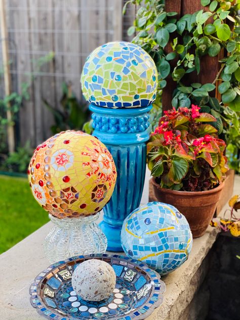 Thinset Mortar Crafts, Mosaic Spheres Ideas, Mosaic Bowl, Diy Mosaic Plant Pot, Plant Pot Mosaic, Garden Orbs, Mosiac Tile Flower Pot, Garden Mosaics, Mosaic Garden Pots & Planters