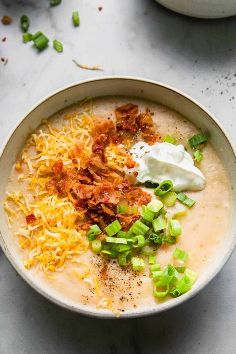 Easy Creamy Potato Soup Recipe that's hearty an comforting. This soup tastes just like loaded baked potatoes! It's cheesy, creamy and a homemade treat the family will love. #potatosoup #souprecipes Easy Creamy Potato Soup Recipe, Easy Creamy Potato Soup, Creamy Potato Soup Recipe, Potato Soup Easy, Bacon Soup, Creamy Potato Soup, Hearty Comfort Food, Homemade Soup Recipe, Baked Potato Soup