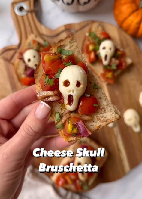 Bruschetta Bites, Appetizer Platters, Toast Sandwich, Bruschetta Recipe, Italian Appetizers, Halloween Appetizers, Vegetarian Appetizers, Halloween Party Diy, Finger Food Appetizers