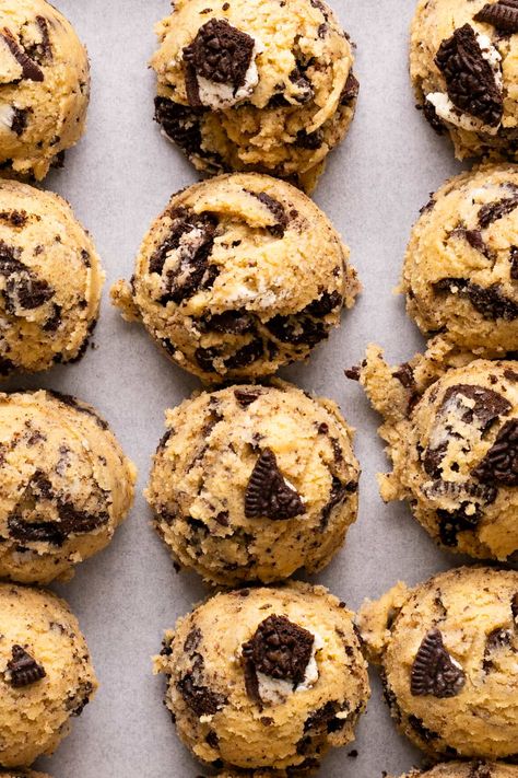 These Oreo Chocolate Chip Cookies are a fun and delicious twist on a classic chocolate chip cookie! Oreo Chocolate Chip Cookies, Classic Chocolate Chip Cookies Recipe, Oreo Fluff, Oreo Cookie Recipes, Oreo Stuffed Chocolate Chip Cookies, Vegetarian Cookies, Peanut Butter Oreo, Oreo Chocolate, Chocolate Chip Cookie Recipe