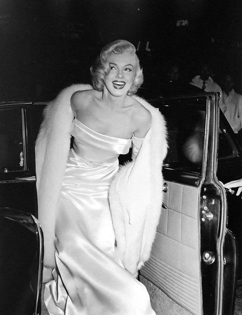 Marilyn Monroe arriving at a Hollywood premeire in 1953. Marilyn Monroe Old, 1950s Hollywood, Bert Stern, Vintage Hollywood Glamour, Lana Turner, Gentlemen Prefer Blondes, Becoming An Actress, Jerry Lewis, Marilyn Monroe Photos