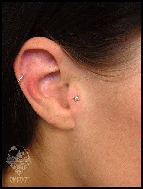 Cool Tragus Earrings, Tragus On Both Ears, Tragus Styling, Traigas Piercing, Star Tragus Piercing, Ear Tragus Piercing, Tragus Aesthetic, Simple Piercings Ear, Targus Piercing