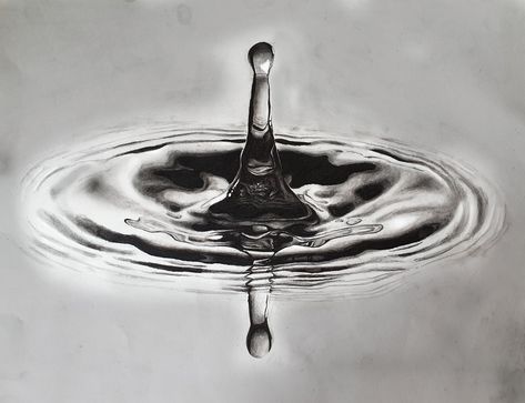 Eine realistische Zeichnung von einem Wassertropfen. Black White Reference Photos, Water Drop Pencil Drawing, Charcoal Water Drawing, Drawing Water Droplets, How To Draw Water Pencil, Black And White Object Photography, Water Reflection Drawing, Charcoal Sketches Easy, Water Shading