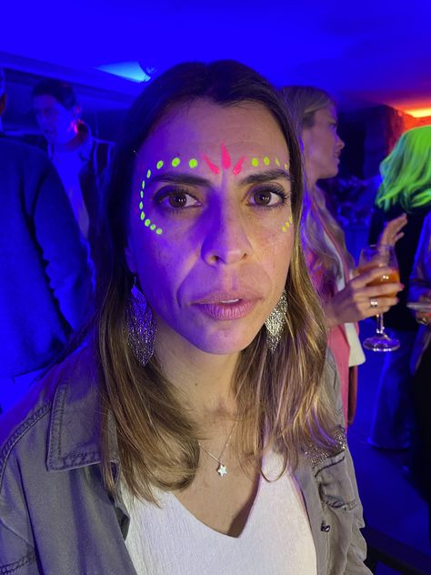 Glow Face Paint Ideas, Neon Face Paint Ideas Simple, Black Light Face Paint, Pintura Facial Neon, Neon Face Paint Ideas, Neon Makeup Ideas, School Spirit Face Paint, Glow Face Paint, Neon Face Paint