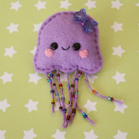 Medusa Purple Felt Crafts, Kawaii Felt, Felt Keychain, Fish Brooch, Felt Crafts Diy, Cute Sewing Projects, Plushie Patterns, Jelly Fish, Felt Patterns