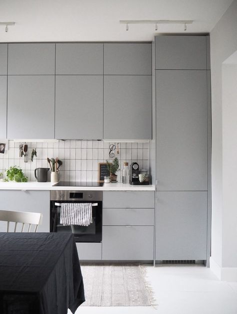 Grey IKEA kitchen - minimalist kitchen - renovation ideas Grey Ikea Kitchen, Dapur Ikea, Future Furniture, Light Grey Kitchens, Серая Кухня, Kitchen Ikea, Cabinets Design, Interior Simple, Interior Boho