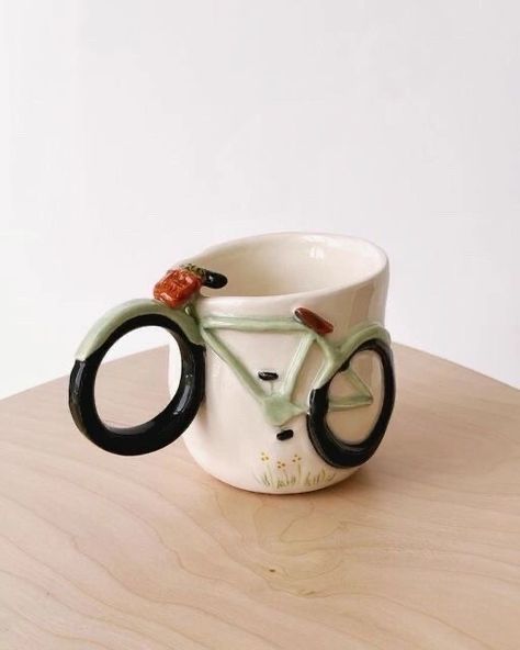 Ceramics Cups Handmade, Sculptural Mug, Quirky Pottery Ideas, Ceramics Throwing Ideas, Ceramic Cute Ideas, Ceramic Mug Diy, Ceramic Mug Handmade, Ceramic Mug Ideas Handmade, Handmade Cups Ceramic Pottery