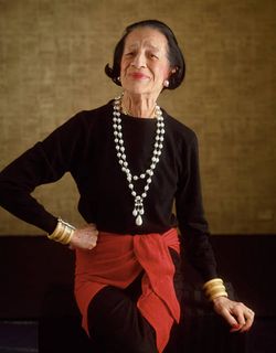 American Editor and Fashion Expert. Diana worked for the fashion magazines Harper's Bazaar and Vogue. Born as Diana Dalziel, Vreeland was the eldest daughter of American socialite Emily Key Hoffman and British father Frederick Young Dalziel. In 1924 she married Thomas R. Vreeland, with whom she lived in Albany, New... Diana Vreeland Style, Diana Vreeland, Advanced Style, Costume Institute, Fashion Editor, Looks Style, Fashion History, American Style, Fashion Magazine