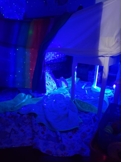 Fort Idea For If You Have A Vanity, An Extra Bed Sheet, 2 Big Blankets And 1 Small One, And Something To Weigh The Bed Sheet Down. Big Blankets, Bed Fort, Fort Ideas, Blanket Forts, Small Blanket, Sleepover Things, Blanket Fort, Fun Sleepover Ideas, Sleepover Things To Do