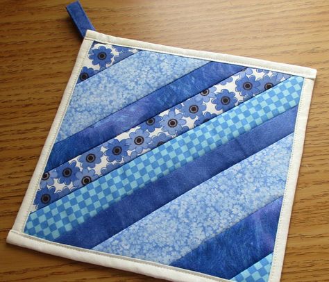 Sewing For The Kitchen Ideas, Potholder Quilt Patterns, Quilt As You Go Potholders, Quilt As You Go Potholder Tutorial, Self Binding Potholder, Easy Pot Holders To Sew, Quilt As You Go Pot Holders, How To Make Potholders, Easy Potholders To Sew