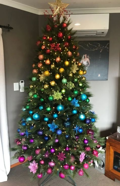 Pencil Tree, Rainbow Christmas Tree, Christmas Tree Decorating Themes, Rainbows Christmas, Creative Christmas Trees, Christmas Tree Decorations Diy, Christmas Themes Decorations, Christmas Tree Inspiration, Cool Christmas Trees