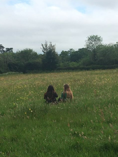 Sitting In Grass Aesthetic, Friends In A Field, Green Best Friend Aesthetic, Sitting Outside Aesthetic, Dancing In A Field Aesthetic, Frolicking In A Field Aesthetic, Laying In The Grass Aesthetic, Field Photoshoot Friends, Laying In A Field