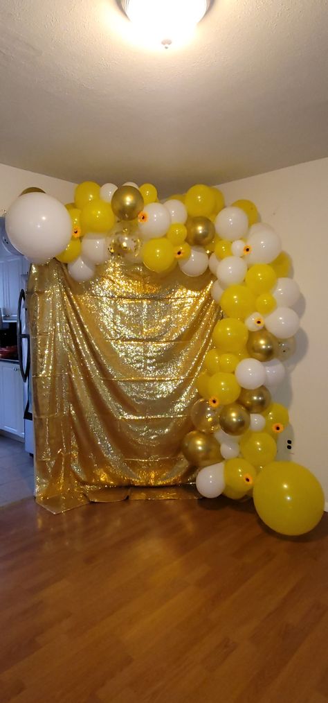 Yellow, sunflowers, white and gold. Yellow And Gold Balloons, Yellow Bday Theme, Simple Balloon Decoration, Grad Party Theme, Gold Birthday Decorations, Events Decor, Yellow Balloons, Yellow Theme, Shower Stuff