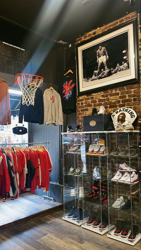 Basketball Dunks, Photo Basket, Sneakerhead Room, Mens Bedroom Decor, Hypebeast Room, Clothing Store Interior, Nba Game, Clothes Brand, Future Apartment Decor